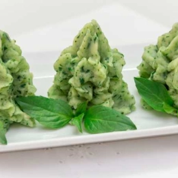 Puree ziemniaczane ze szpinakiem i czosnkiem.