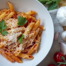 Penne z sosem pomidorowym oraz parmezanem