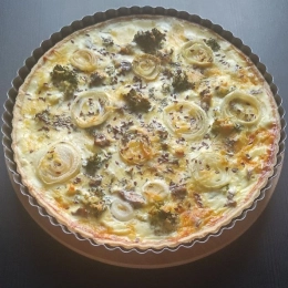 Tarta z wołowiną, brokułami i marynowaną cebulą