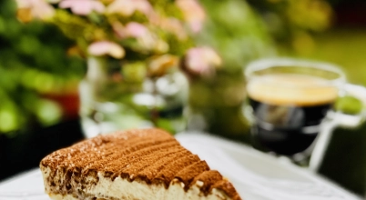Tiramisu Caramello Bianca – Luksusowy Deser Bez Jajek z Nutą Karmelu