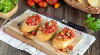 Bruschetta z pomidorami,czosnkiem,oliwą,świeżą bazylią oraz burratą