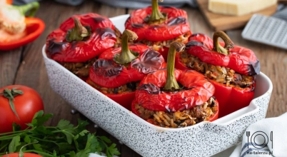 Faszerowane papryki(2duże sztuki) mięsem z indyka oraz ryżem + sos pomidorowy