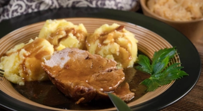 Karkówka duszona w sosie własnym z puree ziemniaczanym oraz buraczki na ciepło 43 zł