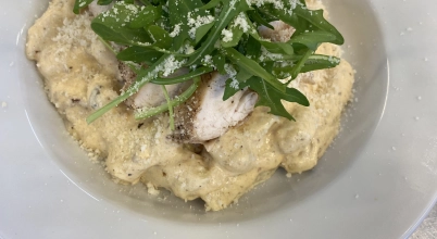 Gnocchi w sosie z gorgonzoli  z kurczakie rukolą  i suszonymi pomidorami