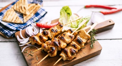 Souvlaki z kurczaka z grillowaną pitą oraz tzatziki