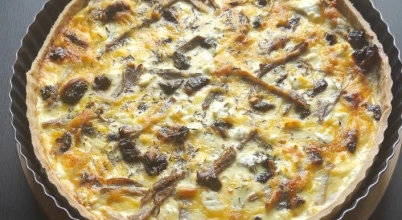 Tarta z wieprzowiną, suszonymi śliwkami i serem feta