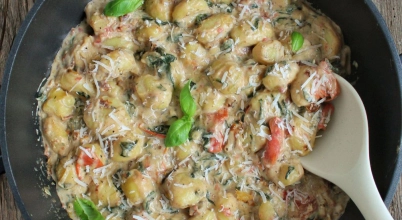 Gniocchi z piersią kurczaka, suszonymi pomidorami w pesto bazyliowym