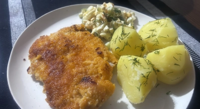 Kotlet schabowy, ziemniaki  z koperkiem, sałatka