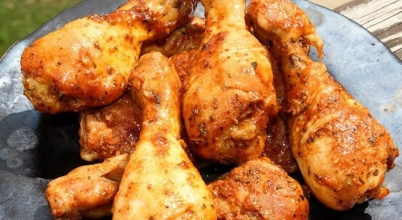 Pieczone podudzia z kurczaka z ziemniaczkami opiekanymi i surówką