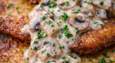 Placki ziemniaczane z kurczakiem w sosie pieczarkowym