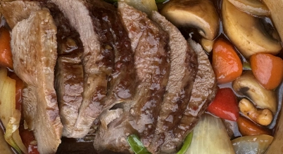 Kaczka stri fry z warzywam, ryżem i orzechami nerkowca