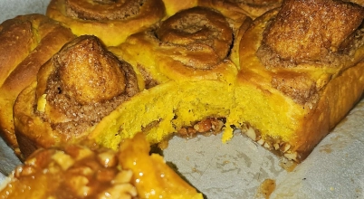 Dyniowe bułeczki z syropem karmelowym, orzechami pekan oraz przyprawą pumpkin pie spice