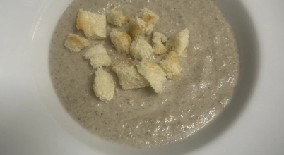 Zupa kremowa z pieczarkami z grzankami,