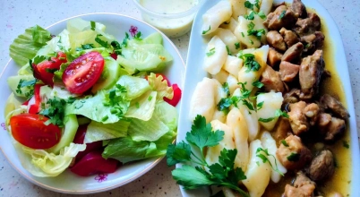 Gulasz wieprzowy z kopytkami, sałata lodowa + mini deser gratis