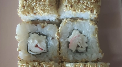 Sushi z serkiem i paluszkami surimi