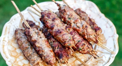 Kofta wieprzowa podawana z chrupiącą pitą oraz tzatziki