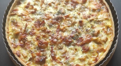 Tarta z gruszkami, serem Gorgonzola i boczkiem