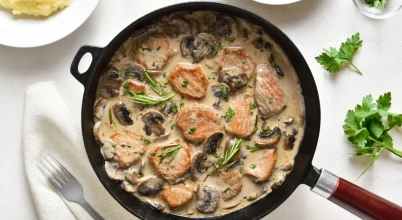 Polędwiczki wieprzowe w sosie pieczarkowym, kaszą jęczmienną lub gryczaną i buraczki na ciepło