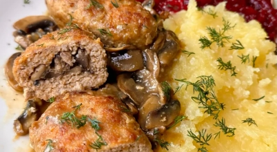 zrazy z mięsa mielonego z pieczarkami, puree ziemniaczanym oraz buraczkami na ciepło
