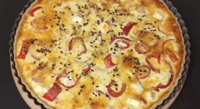 Tarta z marynowaną papryką i serem feta
