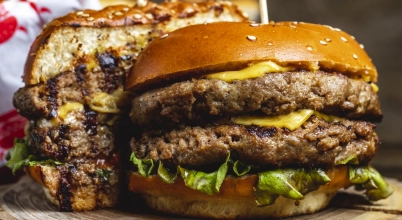 burger wołowy 200gr z frytkami z batatów w pietruszce i czosnku