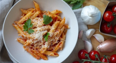 Penne z sosem pomidorowym oraz parmezanem